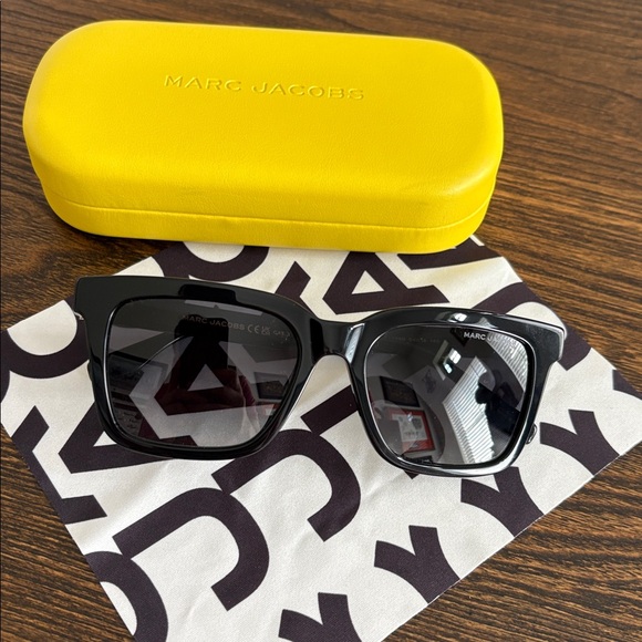 NWOT Marc Jacobs Black Sunglasses w/ Case and Glasses Cloth